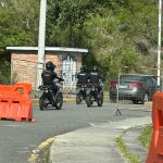 Agentes de la Policía Nacional acordonaron la zona de acceso a la cárcel de Turi por la muerte de cuatro privados de la libertad. /CSM