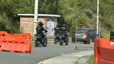 Agentes de la Policía Nacional acordonaron la zona de acceso a la cárcel de Turi por la muerte de cuatro privados de la libertad. /CSM