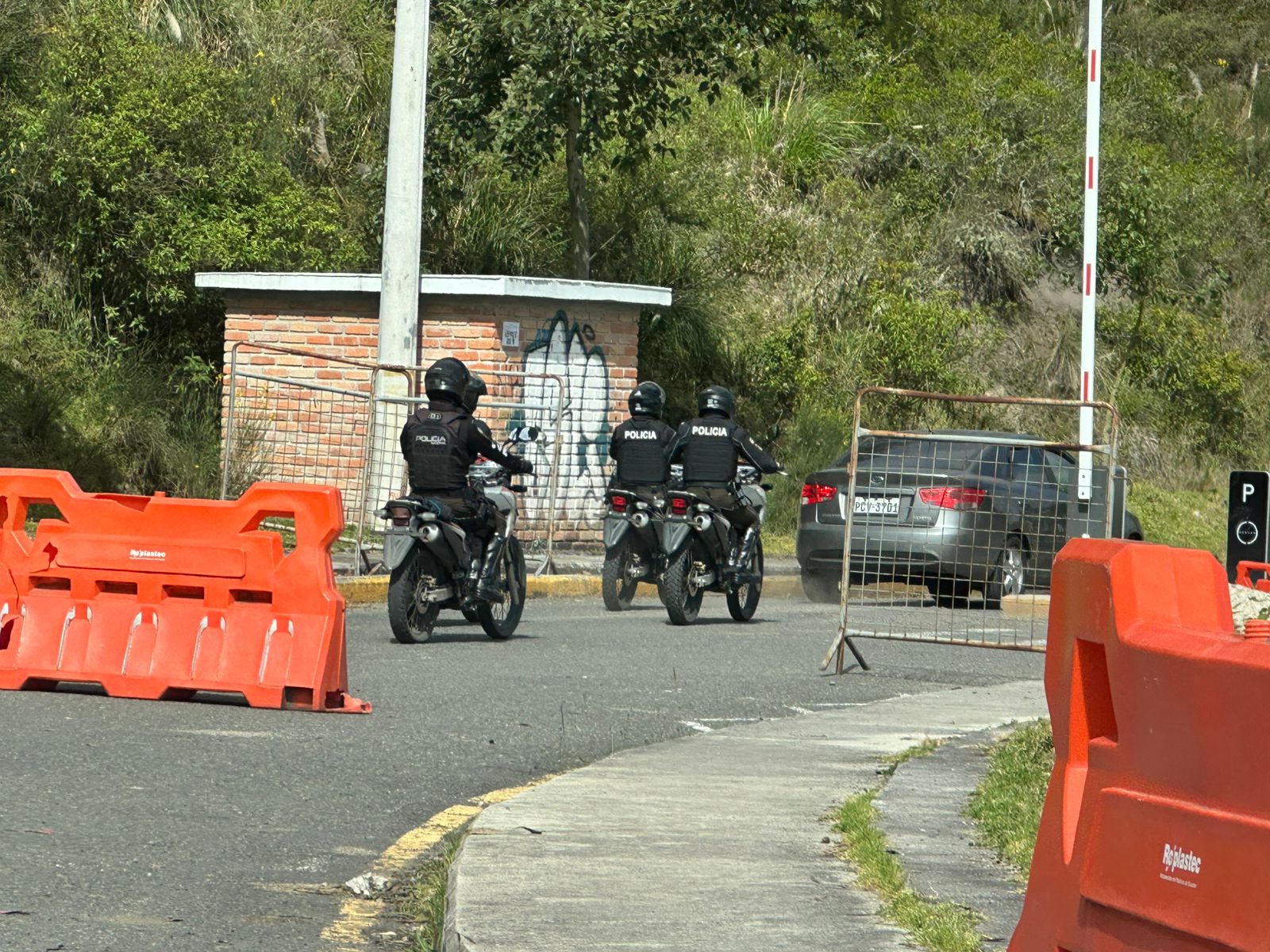 Agentes de la Policía Nacional acordonaron la zona de acceso a la cárcel de Turi por la muerte de cuatro privados de la libertad. /CSM
