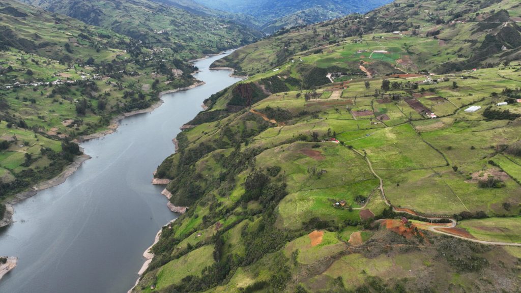 El río Paute con el más bajo caudal del mes. Este afluente alimenta al Complejo Hidroeléctrico Paute Integral, conformado por las centrales hidroeléctricas Mazar, Paute–Molino y Sopladora
