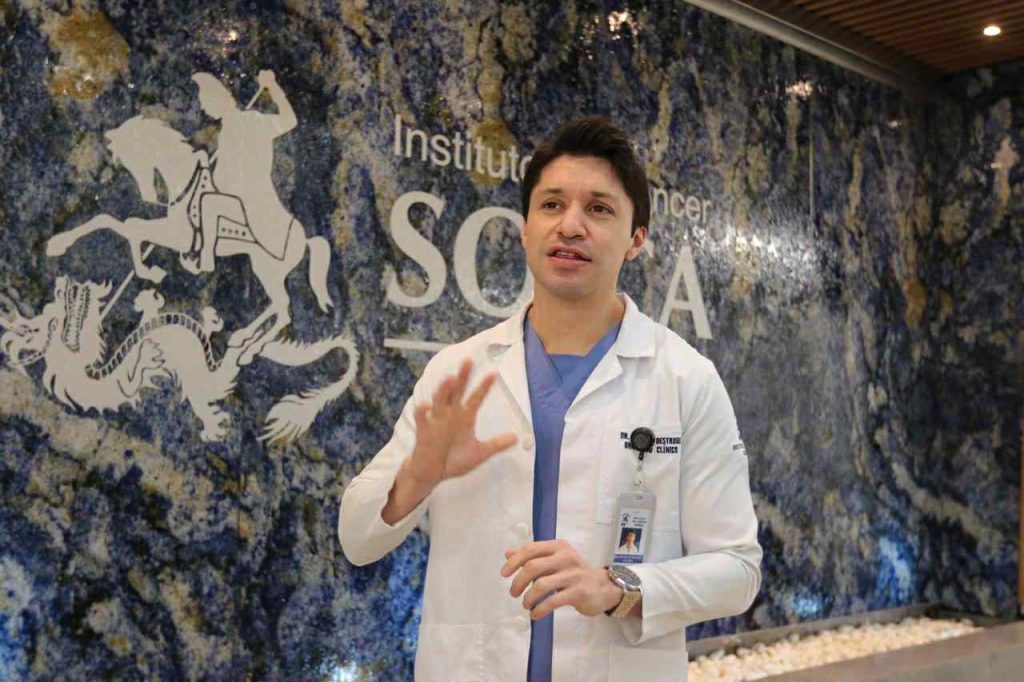 Israel Destruge, médico especialista en oncología clínica de SOLCA, que advierte que la minería eleva riesgo de cáncer.