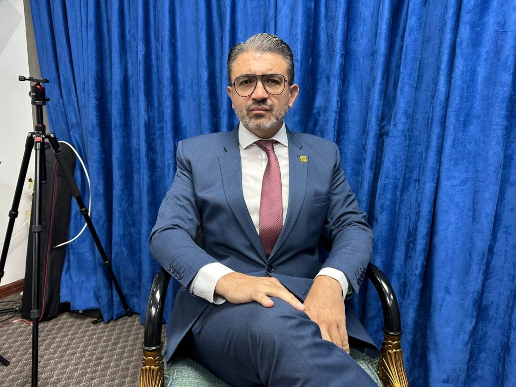 Xavier Bermúdez, gobernador de Azuay, habló sobre su posición frente a la minería, seguridad, consulta popular y desafíos.