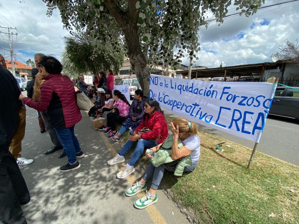 Socios de la Cooperativa CREA protagonizaron una vigilia en los exteriores de la oficina matriz, en la Av. Unidad Nacional, en Cuenca. /XCA