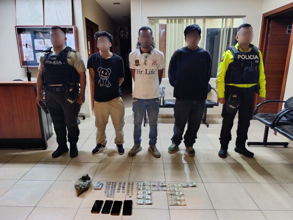 En poder de los tres sujetos detenidos e investigados, se halló droga y otros bienes irregulares. /Cortesía