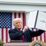 Donald Trump, presidente de los EE.UU, subió al 15% los aranceles a productos de Ecuador.