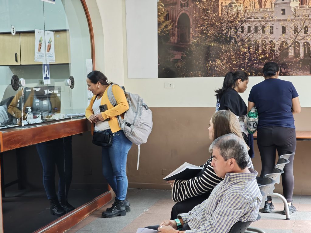 El Consejo Nacional Electoral (CNE) entrega certificados de votación definitivos.