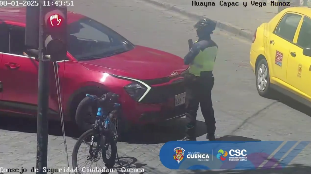 Captura del video en el que se puede observar el incidente entre un conductor y un agente civil de tránsito. /Captura de video
