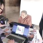 Elisa Pineda, de 102 años, recibió su cédula en Susudel, cantón Oña. /Foto captura de video del Registro Civil.