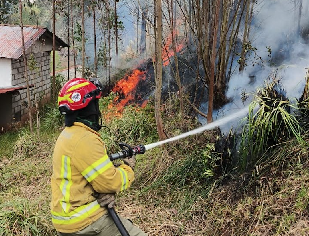 El personal del Cuerpo de Bomberos controló las llamas en el sector Santa Marianita, de la parroquia Octavio Cordero.