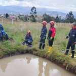 Personal del Cuerpo de Bomberos de Azogues rescató los tres cuerpos en Jatumpamba. /Cortesía