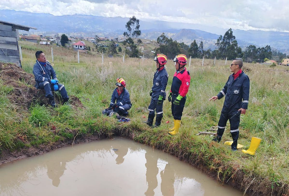 Personal del Cuerpo de Bomberos de Azogues rescató los tres cuerpos en Jatumpamba. /Cortesía