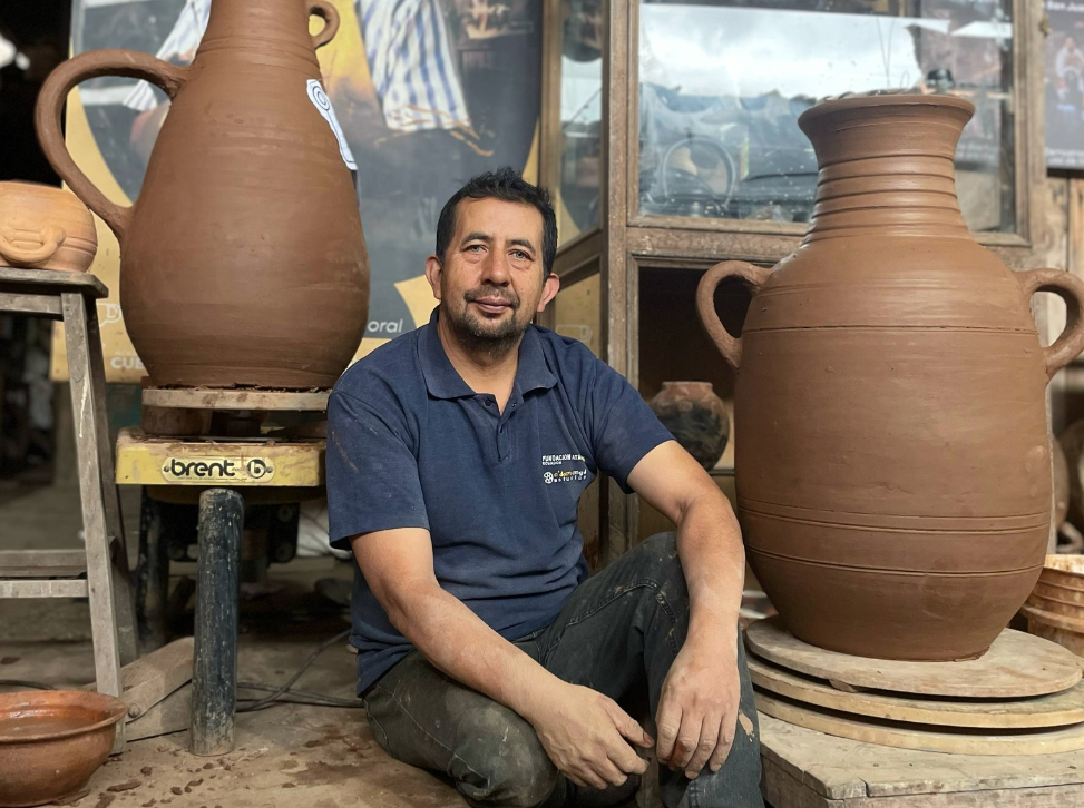 Iván Encalada, reconocido artesano cuencano, permanece bajo observación por un aneurisma que le provocó un derrame cerebral. /Cortesía