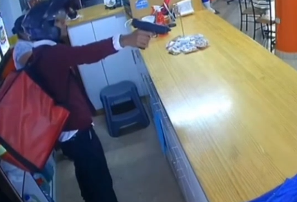Delincuente armado asaltó un restaurante El Broster de Gokú al sur de Cuenca.
