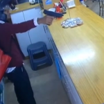 Delincuente armado asaltó un restaurante El Broster de Gokú al sur de Cuenca.