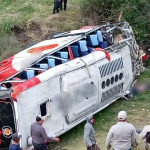 Así terminó el bus accidentado en Colta, en la vía a la Costa. /Cortesía