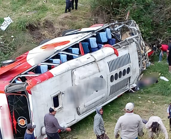 Así terminó el bus accidentado en Colta, en la vía a la Costa. /Cortesía