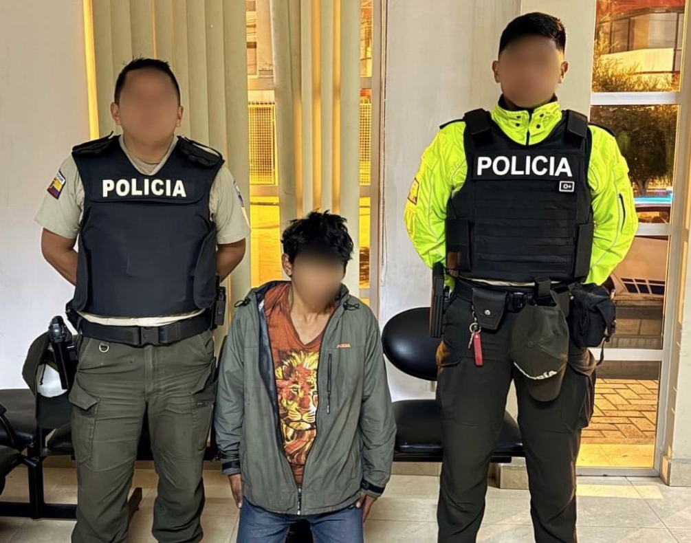 El sujeto fue detenido por la Policía Nacional cuando intentaba robarse las pertenencias de un domicilio en Cuenca. /Foto Policía Nacional