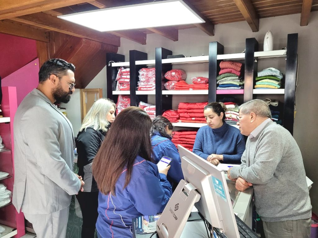 Personal de la Intendencia, del SRI y del Ministerio Educación ejecutan los operativos en negocios de la ciudad. /Fotos Intendencia