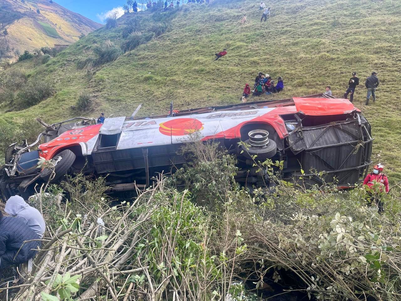 La Fiscalía investiga las causas del siniestro de bus ocurrido en Colta. /Fotos Cortesía