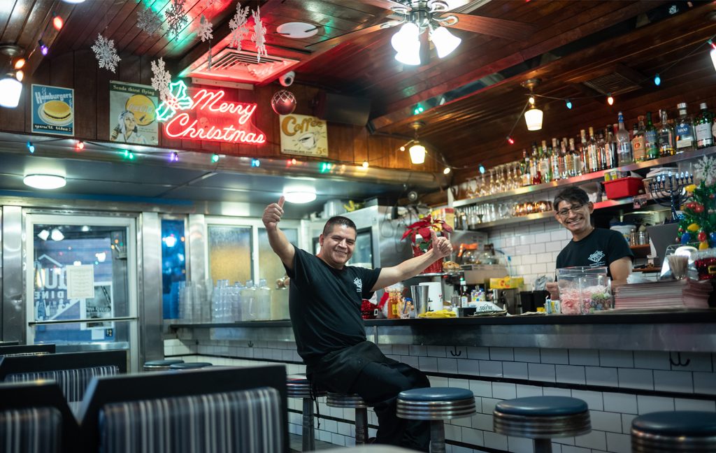 Luis Fernández (izquierda), migrante ecuatoriano de 50 años. Foto Donna Ferrato (The Tribeca Trib)
