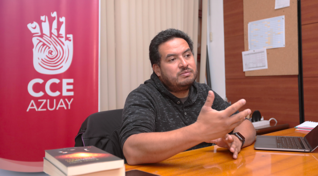 Martín Sánchez, presidente subrogante de la Casa de la Cultura Ecuatoriana (CCE), expresó su desacuerdo con el fallo que suspendió las elecciones.