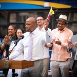 Eric Adams, alcalde de New York celebró con migrantes ecuatorianos el Día de la Independencia.