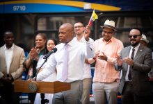 Eric Adams, alcalde de New York celebró con migrantes ecuatorianos el Día de la Independencia.