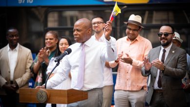 Eric Adams, alcalde de New York celebró con migrantes ecuatorianos el Día de la Independencia.