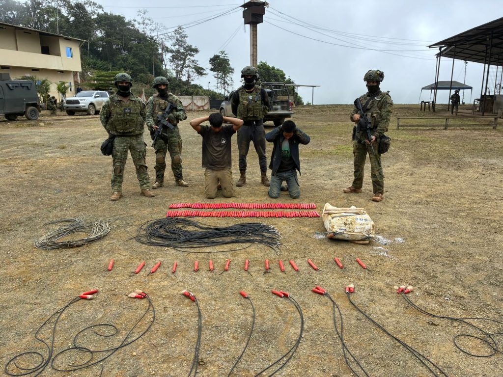 Militares intervienen en dos minas en Ponce Enríquez. Decomisaron 300 tacos de nitrato de amonio.