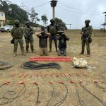 Militares intervienen en dos minas en Ponce Enríquez. Decomisaron 300 tacos de nitrato de amonio.