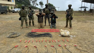 Militares intervienen en dos minas en Ponce Enríquez. Decomisaron 300 tacos de nitrato de amonio.
