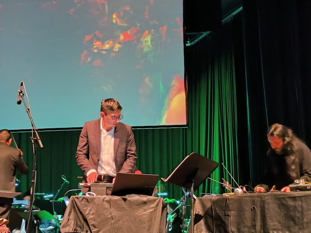 Carlos Hernández, productor y compositor, musicalizará en vivo el filme "Los invencibles shuaras del alto Amazonas", en el Pumapungo.