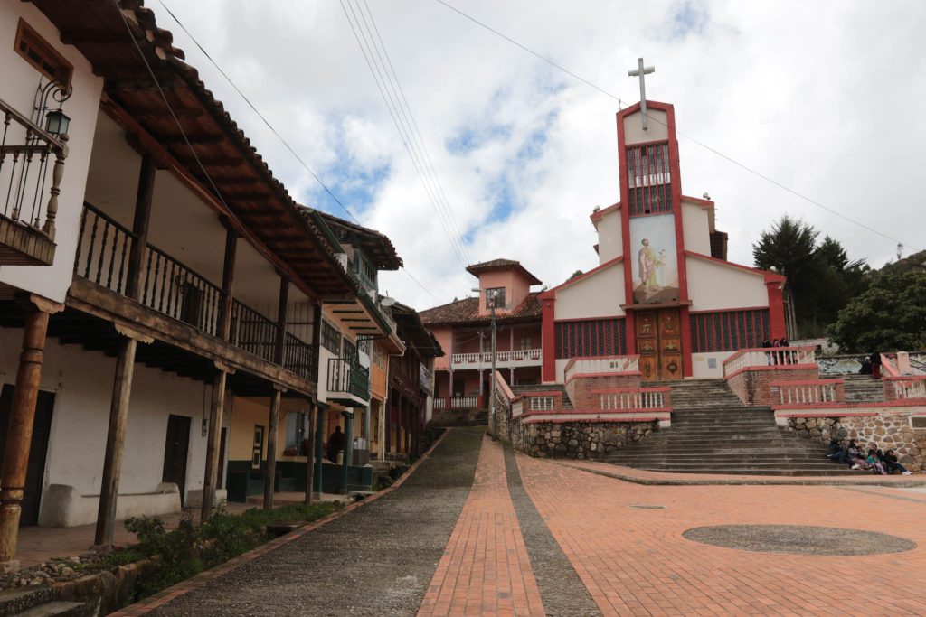 Quingeo, parroquia Patrimonio Cultural de la Nación, se caracteriza por su arquitectura vernácula.