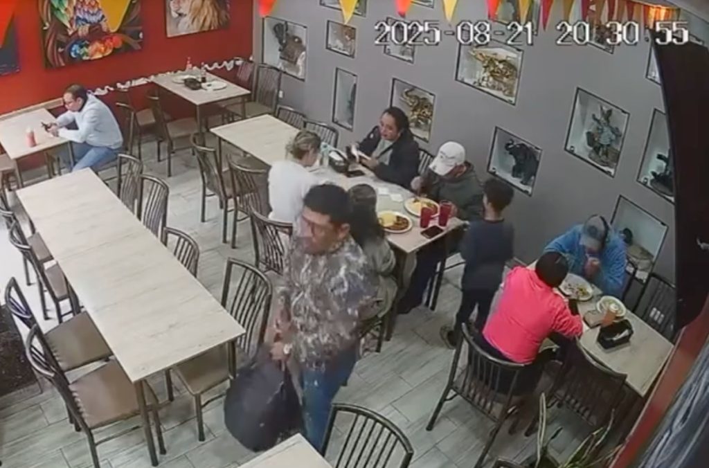 Delincuente robó un bolso en un restaurante en Cuenca. Aprovechó un descuido de los comensales.