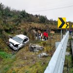 Vehículo pierde pista en el Cajas