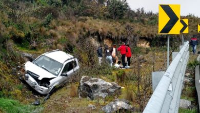 Vehículo pierde pista en el Cajas