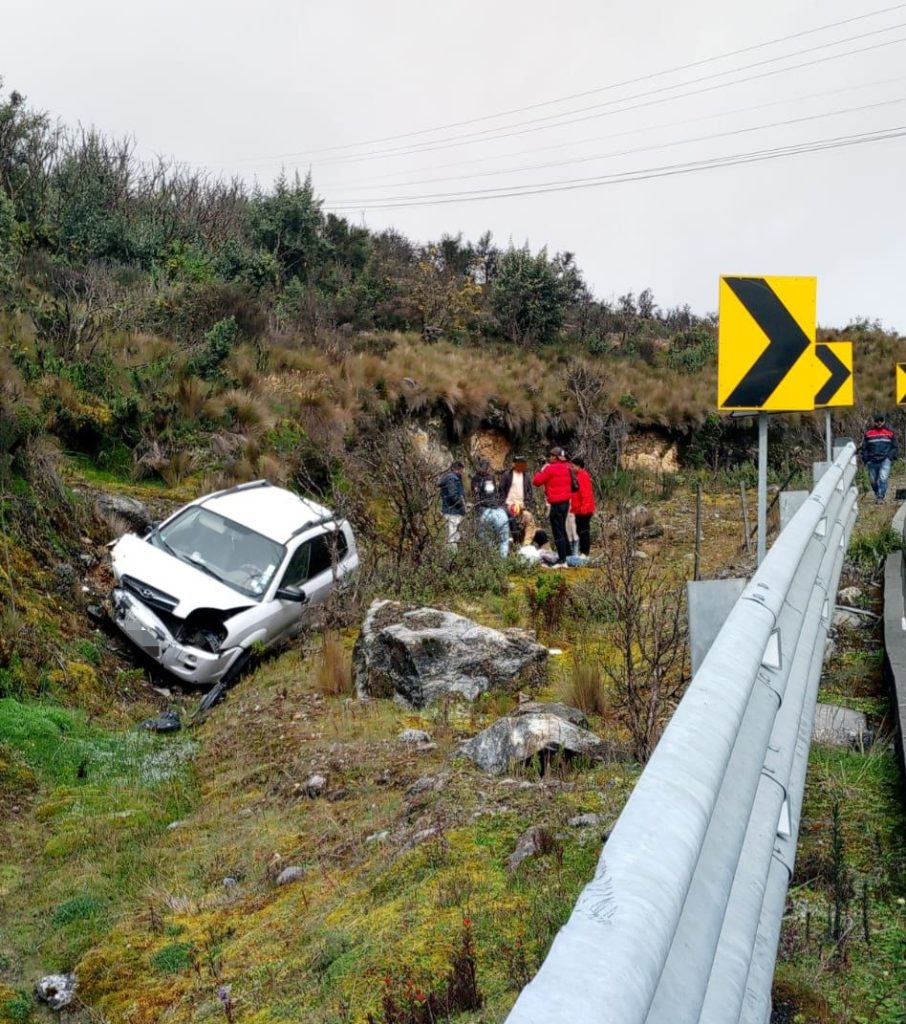 Vehículo pierde pista en el Cajas