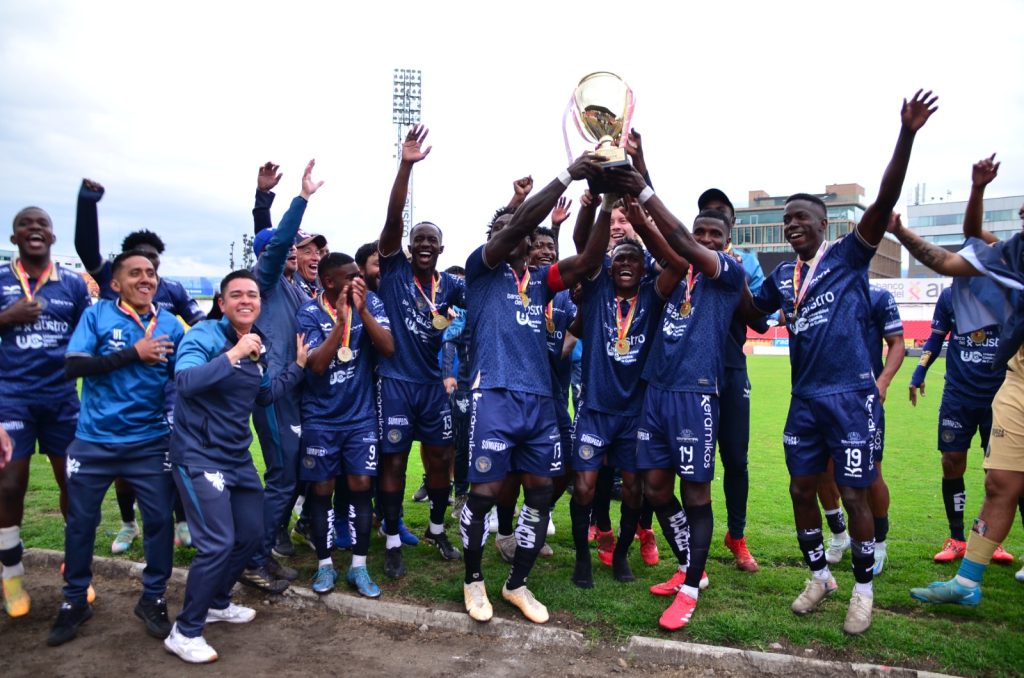 Jugadores de Cuenca Juniors festejan la victoria y el logro alcanzado en el fútbol del Azuay/ FMV