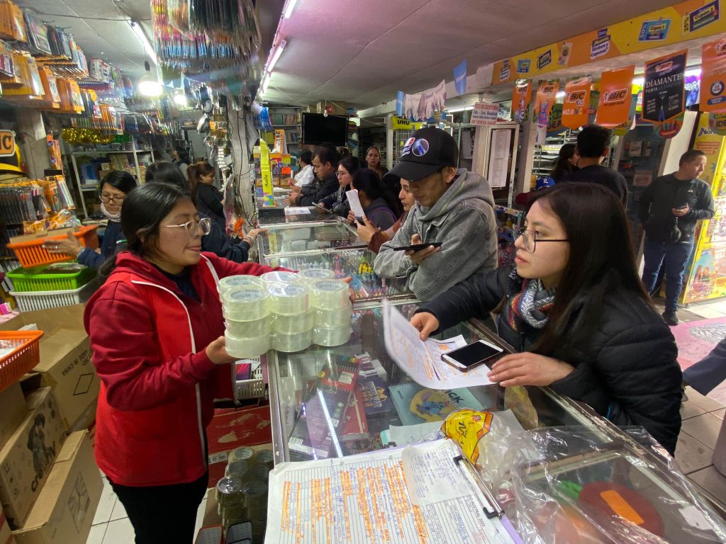 Padres de familia realizan las compras de útiles escolares en librería y papelería “Austral”, en el sector de la 10 de Agosto.
