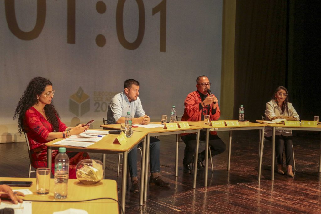 Diana Quinde, Patricio Zamora, Bolívar Ávila y Jhoana Cruz, en el orden del sorteo de intervención durante el debate en el Teatro Casa de la Cultura.