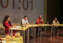 Diana Quinde, Patricio Zamora, Bolívar Ávila y Jhoana Cruz, en el orden del sorteo de intervención durante el debate en el Teatro Casa de la Cultura.