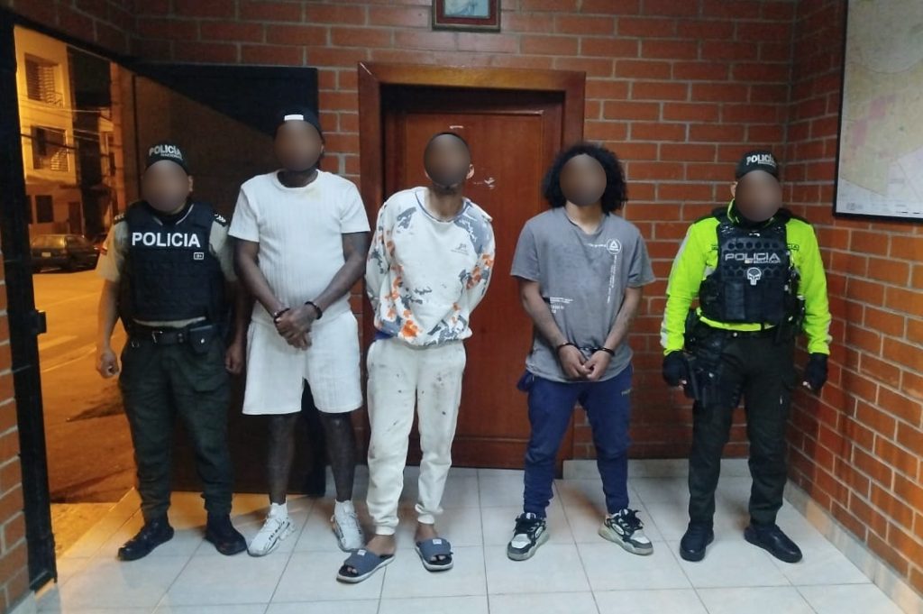 Los tres sujetos, investigados por robo a personas en Cuenca, están detenidos. /Foto Policía Nacional
