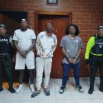 Los tres sujetos, investigados por robo a personas en Cuenca, están detenidos. /Foto Policía Nacional