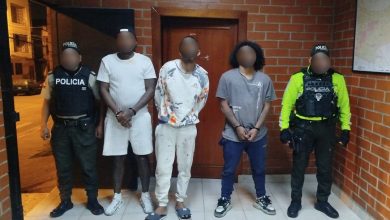 Los tres sujetos, investigados por robo a personas en Cuenca, están detenidos. /Foto Policía Nacional