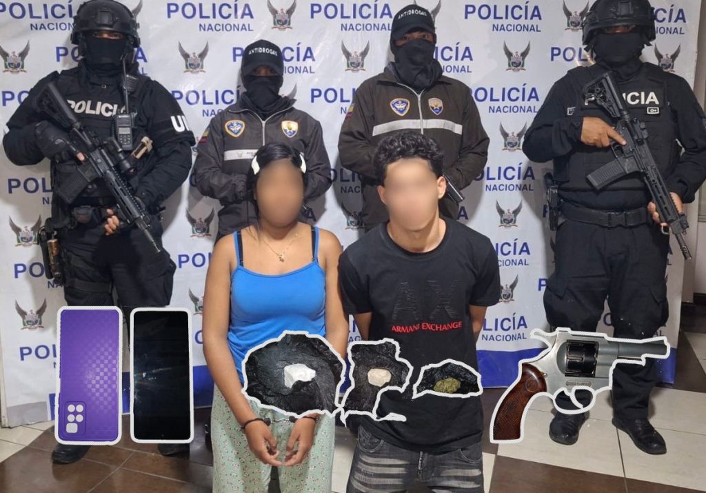 Los agentes de la Policía Nacional decomisaron droga, un arma y otros insumos a dos ciudadanos extranjeros que usaban una casa cercana al Cementerio Municipal como centro de acopio y venta de droga. /Fotos de Policía Nacional