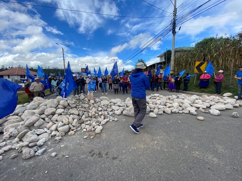 Un grupo de ciudadanos cerró la Panamericana Sur en el sector de Tarqui este martes 12 de agosto de 2025.