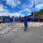 Un grupo de ciudadanos cerró la Panamericana Sur en el sector de Tarqui este martes 12 de agosto de 2025.