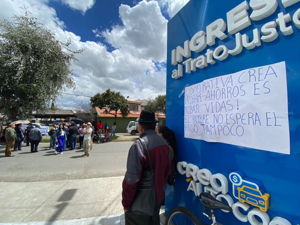 Socios de la Cooperativa CREA protagonizaron una vigilia en los exteriores de la oficina matriz, en la Av. Unidad Nacional, en Cuenca. /XCA