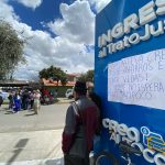 Socios de la Cooperativa CREA protagonizaron una vigilia en los exteriores de la oficina matriz, en la Av. Unidad Nacional, en Cuenca. /XCA