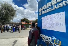 Socios de la Cooperativa CREA protagonizaron una vigilia en los exteriores de la oficina matriz, en la Av. Unidad Nacional, en Cuenca. /XCA
